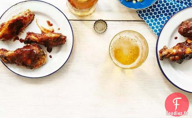 Ailes De Poulet À La Jerk Fumée Avec Glaçage Épicé Au Miel Et Au Tamarin