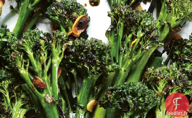 Broccolini Carbonisé À La Sauce À l'Ail Et aux câpres Recette