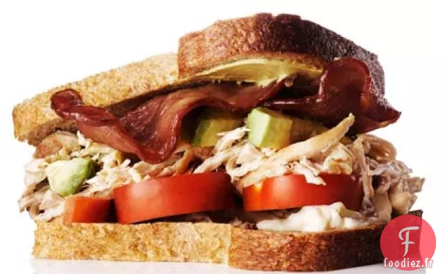 Sandwich au Poulet, à l'Avocat et à la Dinde et au bacon