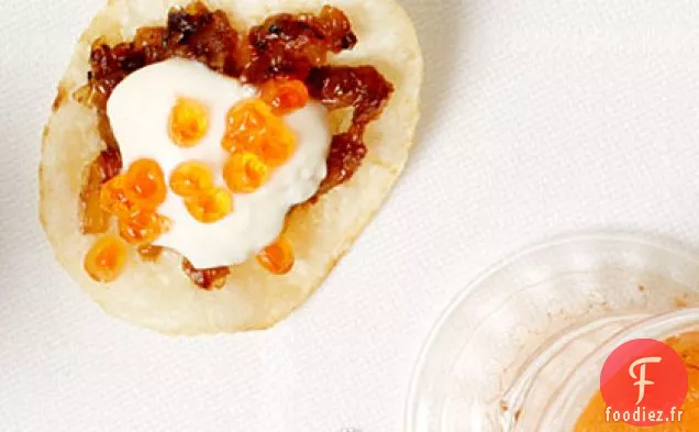 Chips d'Oignon et Caviar à la Crème Fraîche Épicée