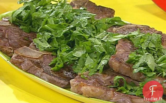 Steaks en T avec Garni Vert Haché, Tomates Grillées au Fromage, Olives et Herbes