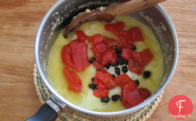 Polenta Douce Avec Un Œuf, Des Poivrons Rouges Et Des Câpres Frites