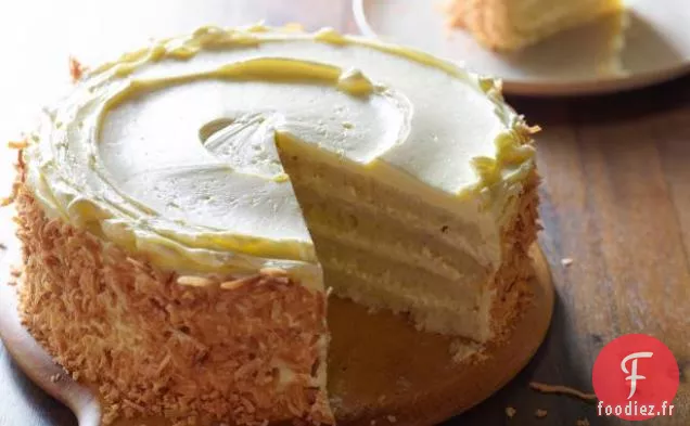 Gâteau à la Noix de Coco Grillé de Throwdown avec Garniture à la Noix de Coco et Crème au Beurre de Noix de Coco