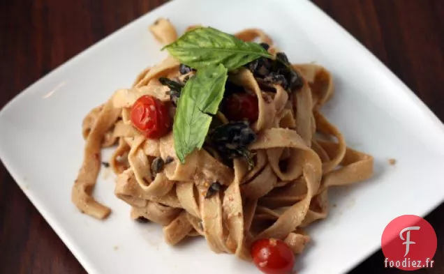 Fettucine Avec Olives Séchées À L'Huile, Tomates Et Fromage De Chèvre