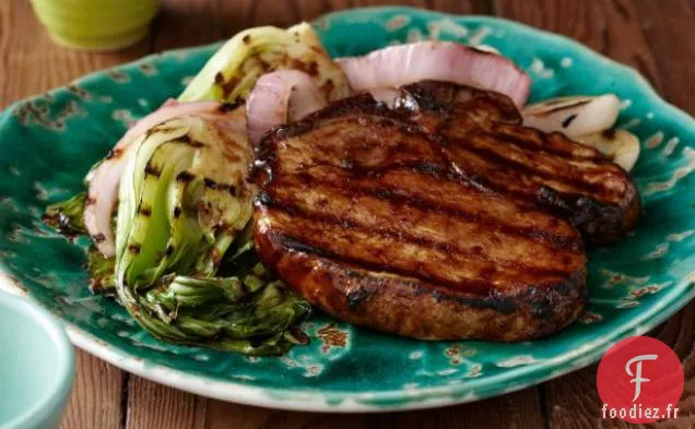 Côtelettes de Porc Glacées au Barbecue à la Coréenne Grillées avec Oignons Rouges et Baby Bok Choy