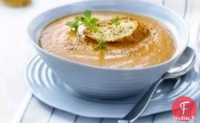 Soupe d'Oignons Doux Rôtis et de Tomates avec Croûton au Fromage