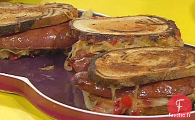 Reubens de Kielbasa Fendus grillés avec Choucroute tiède au Cumin de Moutarde