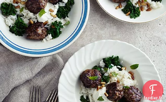 Boulettes de Viande d'Agneau au Chou Frisé, Yogourt au Cumin et Riz Doré Carolina