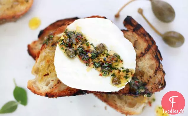 Toasts Frais À La Mozzarella Fraîche Avec De L'Huile D'Herbes Épicée