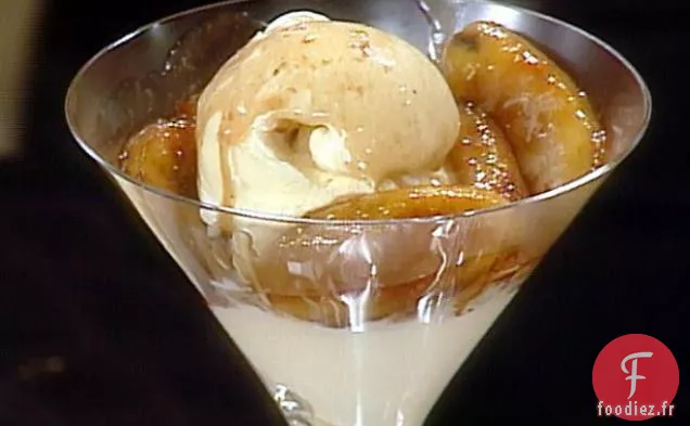 Glace à la Vanille Française avec Bananes Sautées et Triangles Phyllo