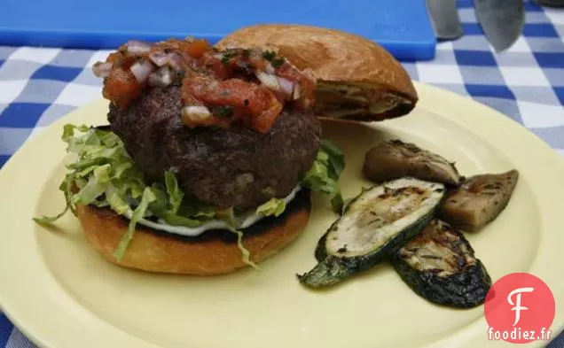 Burger Farci au Fromage et à l'Oignon avec Chutney de Tomates Grillées et Légumes Marinés