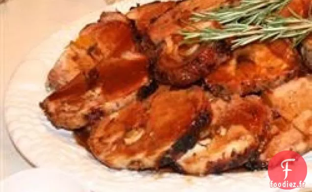Longe de Porc Parfumée au Romarin Farcie À l'Ail Rôti, Abricots Secs et Canneberges et Sauce au Porto