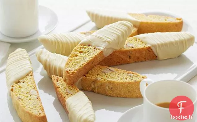 Biscotti aux Amandes et au Citron Trempés dans du Chocolat Blanc