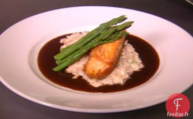 Saumon Croustillant à l'Orzo de Champignons et Sauce au Vin Rouge