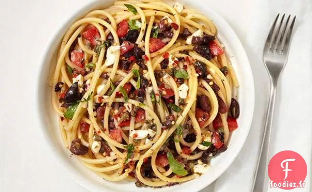 Bucatini À La Sauce Aux Olives Et Aux Câpres