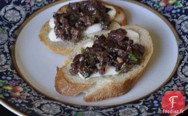 Crostinis À La Tapenade Et À La Burrata Aux Olives