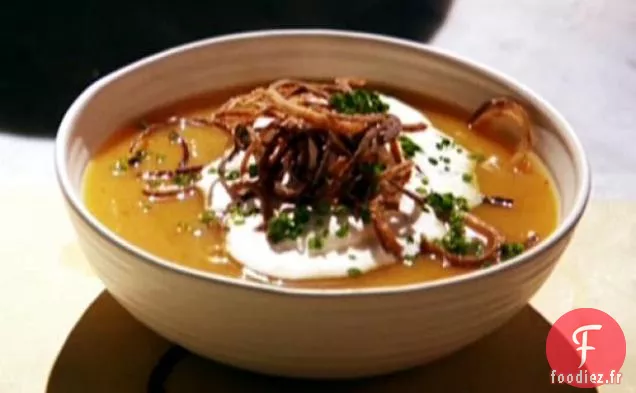 Soupe de Courge Musquée à la Crème Fouettée à la Cannelle et Échalotes Frites