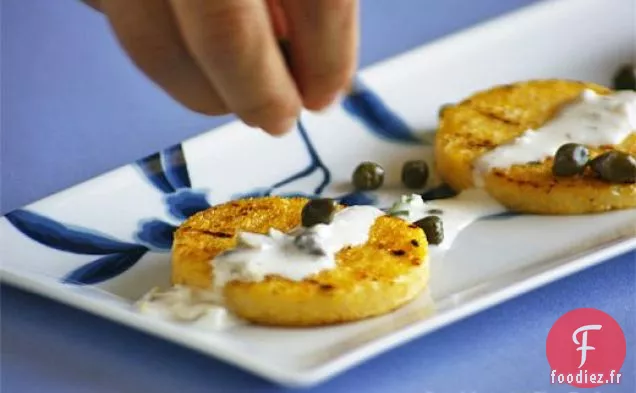 Polenta Grillée Avec Un Fromage Crémeux De Ricotta De Chèvre Aux Câpres Au Citron