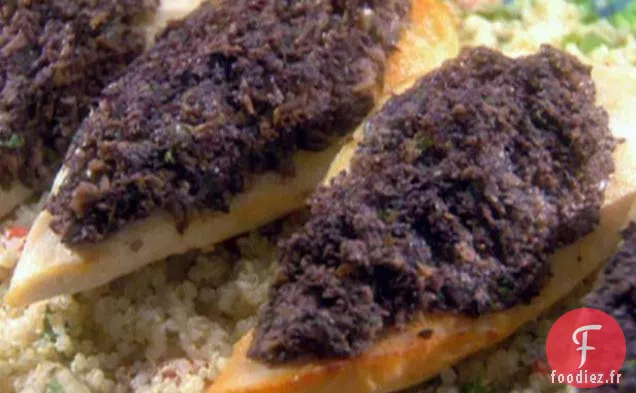 Tapenade d'Olives Poulet en Croûte et Quinoa à l'Ail Rôti, Poivrons Rouges Rôtis et Basilic