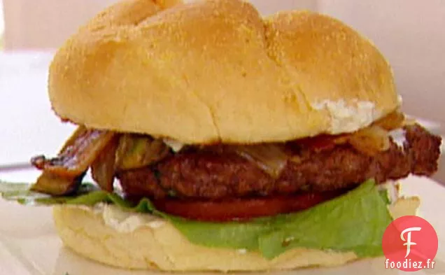 Hamburgers B-L-T à l'Avocat Californien Grillé avec Oignons Chipotle Caramélisés