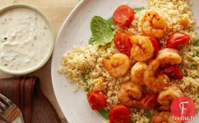 Crevettes et Couscous de 20 Minutes Avec Sauce au Yogourt et au Houmous