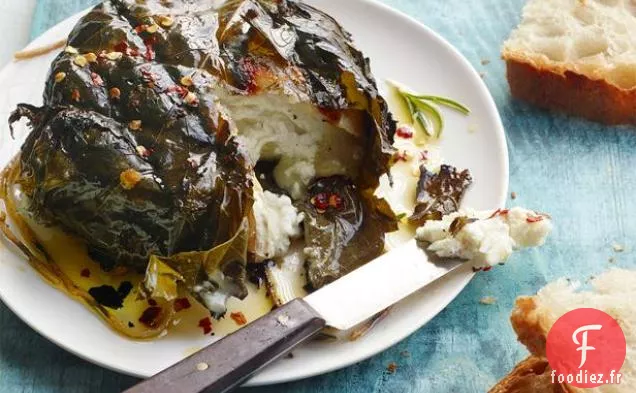 Fromage De Chèvre Enveloppé De Feuilles De Vigne Grillées