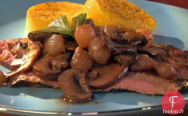 Entrecôte aux Champignons Merlot et Oignons Perlés sur Polenta Grillée