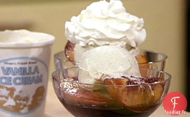 Pêches Pochées au Vin avec Crème Glacée