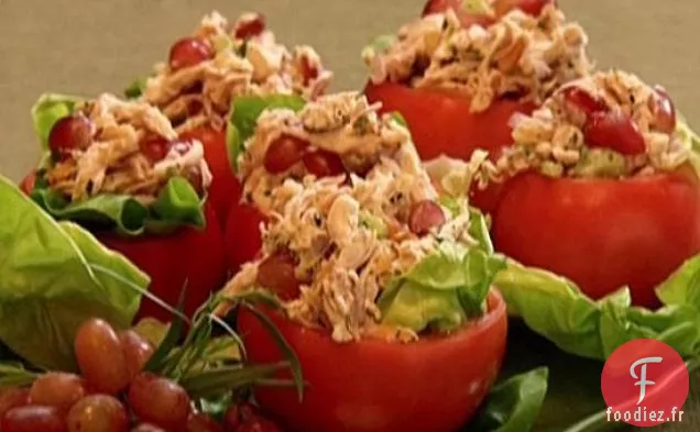 Salade de Poulet de Neely dans des tasses de Tomates