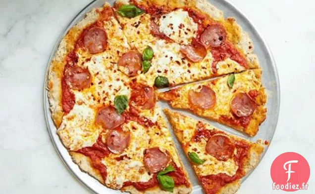 Pizza au Salami à Grains Entiers et à la Mozzarella