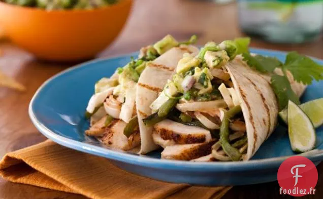 Tacos de Poitrine de Poulet aux Épices avec Poblanos Grillés, Oignons BBQ et Salade de Chou