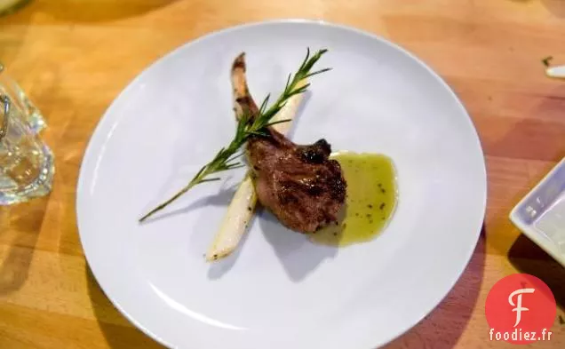 Côtelettes d'Agneau Grillées Sauce Liqueur Menthe-Orange et Asperges Blanches