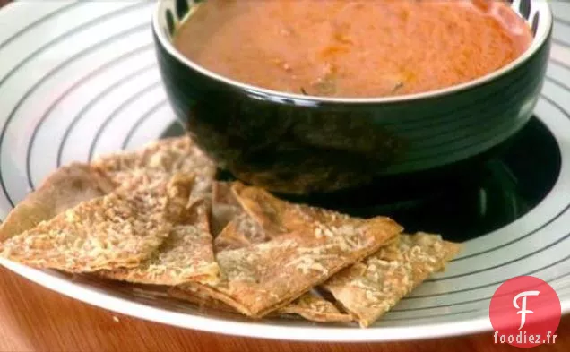 Chips de Lavash au Parmesan avec Trempette Crémeuse Tomate-Basilic