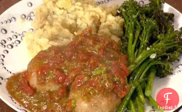 Boulettes de Saucisses de Poulet Farcies à la Mozzarella, Sauce Tomate-Basilic, Pommes de Terre Cacio e Pepe et Broccolini Rôti