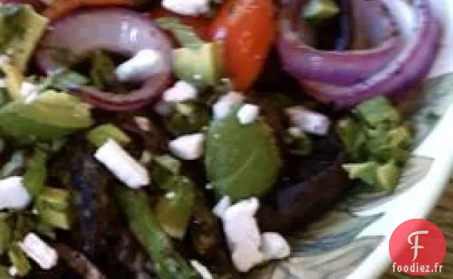Grands Légumes Fumés Grillés avec des Miettes d'Avocat et de Fromage de Chèvre