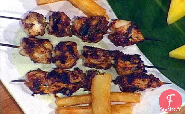 Bob Marley's Reggae: Brochettes de Poitrine de Poulet Marinées à la Jerk, Grillées et Servies avec une Sauce Crémeuse au Concombre et des Frites de Yucca