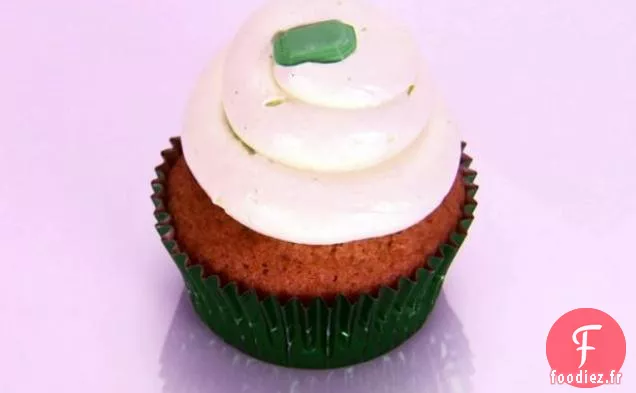 Gâteau à l'Huile d'Olive aux Artichauts d'Émeraude avec Garniture au Kiwi et Glaçage à la Crème Fouettée