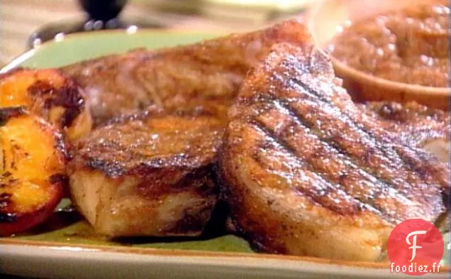 Côtelettes de Porc Géantes Grillées avec Sauce Barbecue à la Pêche Sucrée