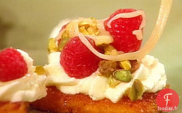 Crostini Doux de Polenta au Mascarpone, Framboises, Pistaches et Miel de Lavande