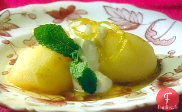 Poires Pochées au Miel et Crème Sure à la Cassonade