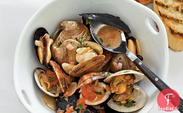 Moules et Palourdes Fumées au Bouillon de Vin Blanc