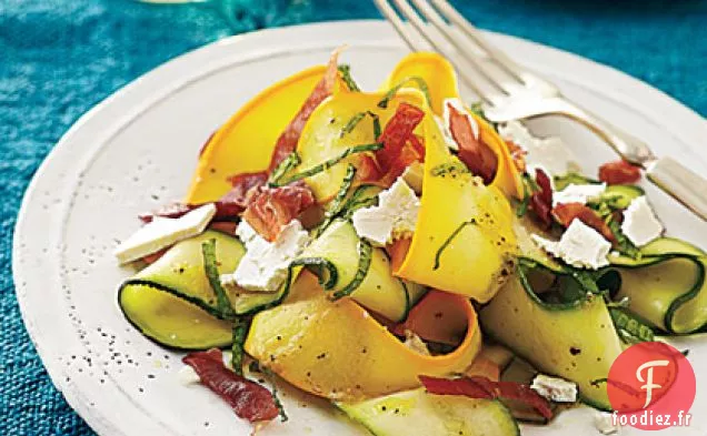 Salade de Courge d'Été Rasée avec Chips de Prosciutto