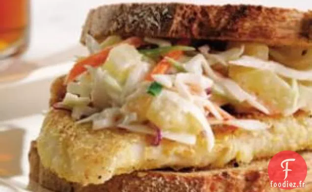 Sandwich De Poisson Croustillant À La Salade D'Ananas