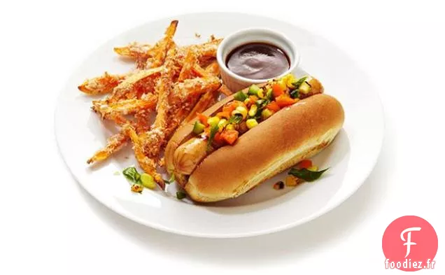Chiens De Poulet Grillés Avec Frites De Patates Douces