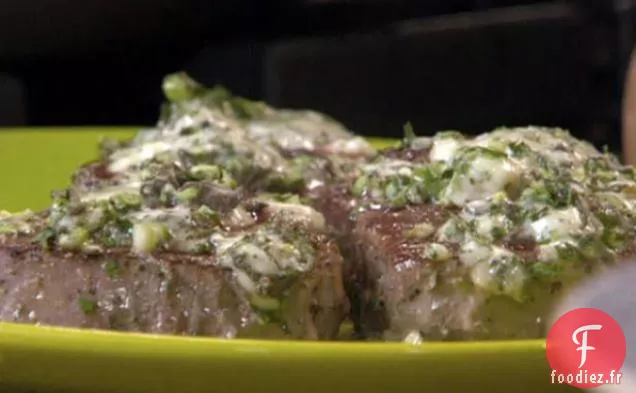 Steaks de Filet avec Gorgonzola et Herbes et Pâtes à l'Ail Rôti et Tomates Raisins au Basilic et Roquette