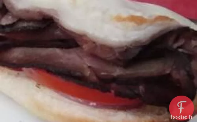 Sandwich Au Rôti De Bœuf Grillé À Visage Ouvert