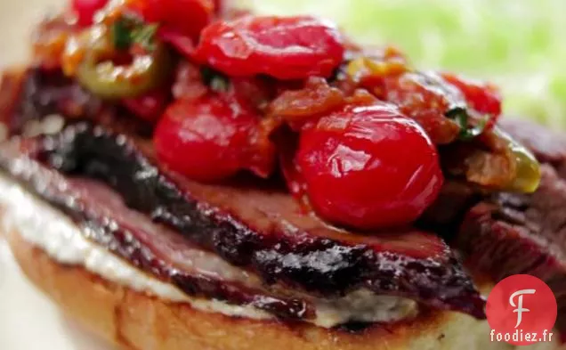 Tortas de Poitrine Marinées Adobo Fumées avec Crème de Raifort et Relish Oignon-Tomate Caramélisé