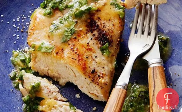 Poitrines de Poulet Sautées aux Herbes Fraîches et au Gingembre