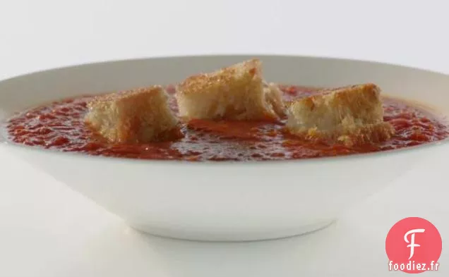 Soupe de Tomates aux Poivrons Rôtis, Ail et Oignons Avec Croûtons de Fromage Grillé au Gruyère