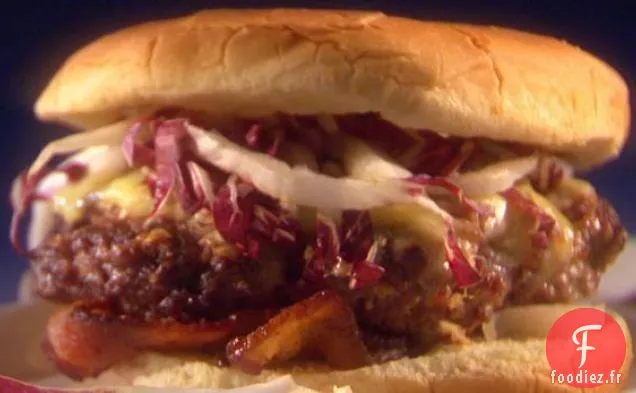 Les Hamburgers BLT Ultimes avec du Bacon Glacé à la Mélasse de Miel, de la Laitue Grillée et de la Mayonnaise à la Tomate Fumée